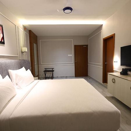 The Oaks Elite Hotel Kalaburagi Bagian luar foto