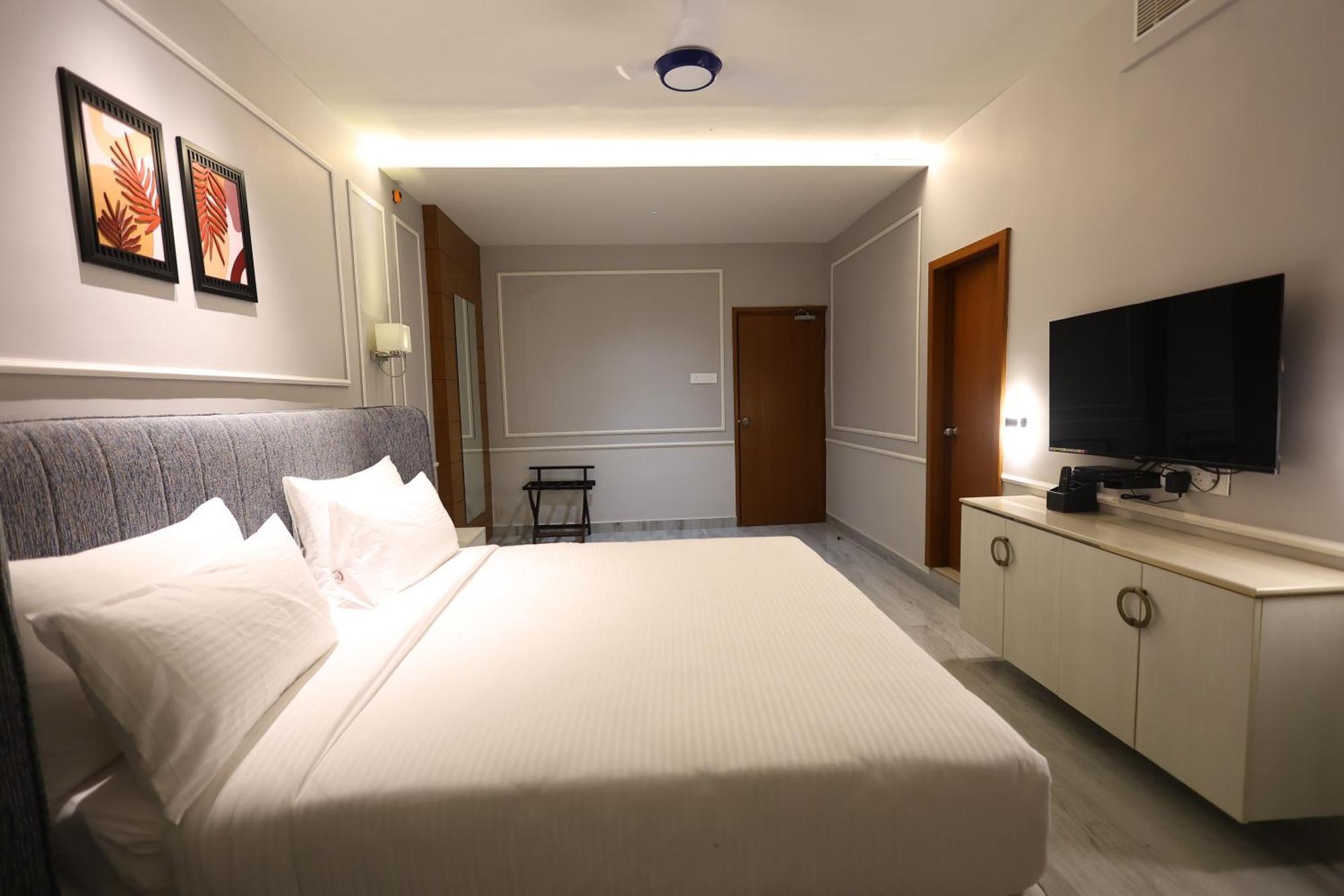The Oaks Elite Hotel Kalaburagi Bagian luar foto