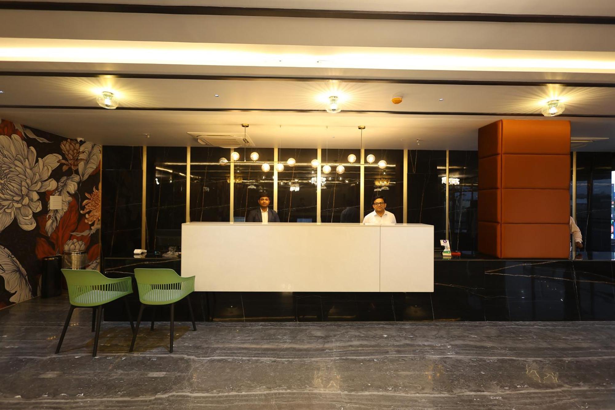 The Oaks Elite Hotel Kalaburagi Bagian luar foto